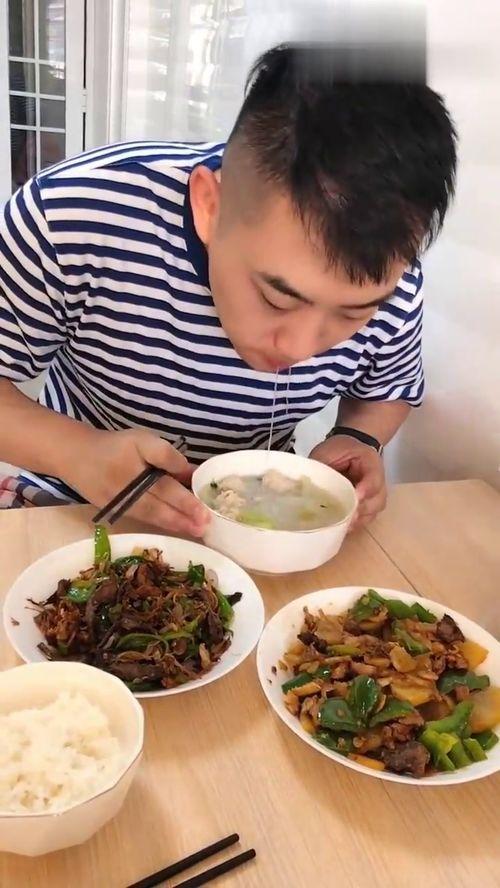 沈阳小伙吃瓜