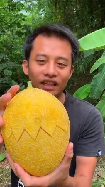 沈阳小伙吃瓜