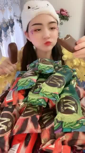 少女心愿吃瓜,心愿成真,瓜果飘香